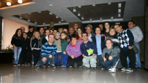 Раздават коледни пакети на членовете на Малки български хора