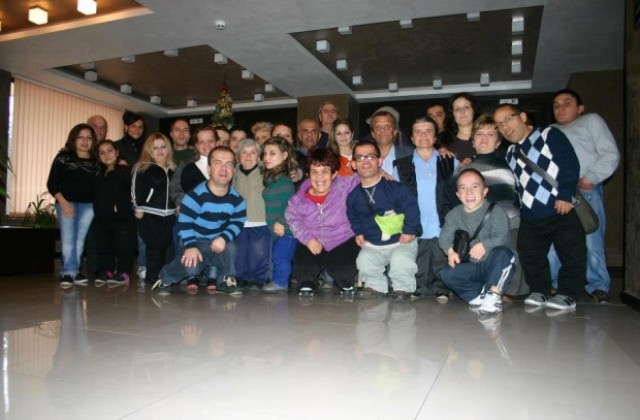 Раздават коледни пакети на членовете на Малки български хора