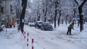 16 машини и 100 души чистят снега във Вeлико Търново
