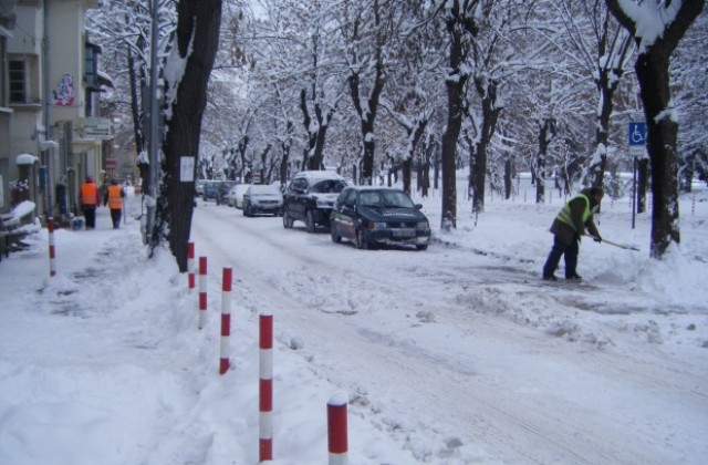 16 машини и 100 души чистят снега във Вeлико Търново