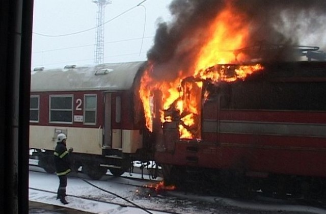 Локомотив на пътнически влак горя на жп гарата в Шумен