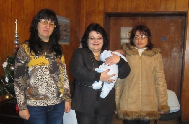 Жените от ГЕРБ - Горна Оряховица с подаръци за приемни родители