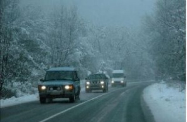 Автомобили закъсаха край Ветрино, временно затварят пътища