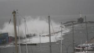 Морето заля улицата на Морска гара