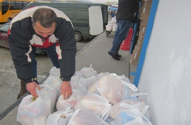 Ученици и глухи хора от Сандански получиха пакети с храна