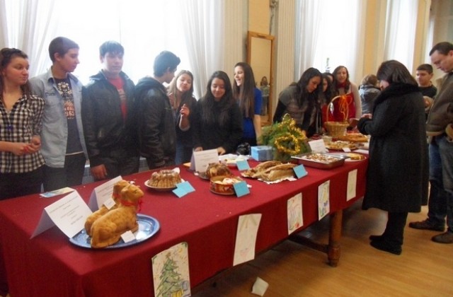 330 лв. събра коледният базар в Хуманитарна гимназия