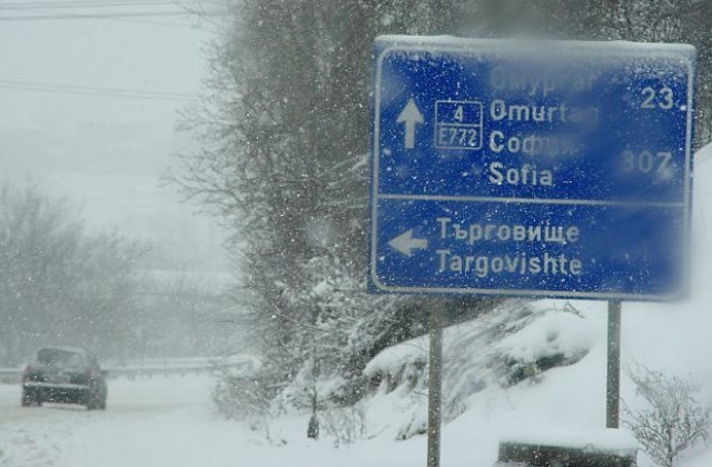 Четири училищни автобуса с деца закъсаха по пътищата на Търговищко