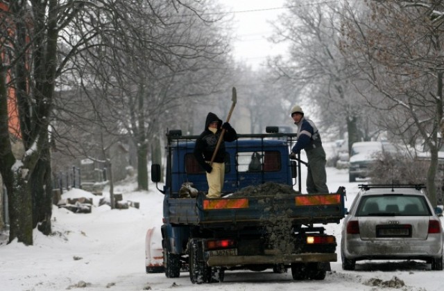 Пожарникари спасяват 40 деца, блокирани в снега на хижа Здравец