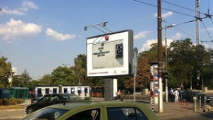 Слагат стикери на билбордовете