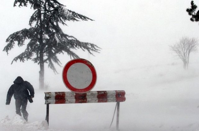 Снежни виелици затвориха пътища, бедствено положение в област Шумен