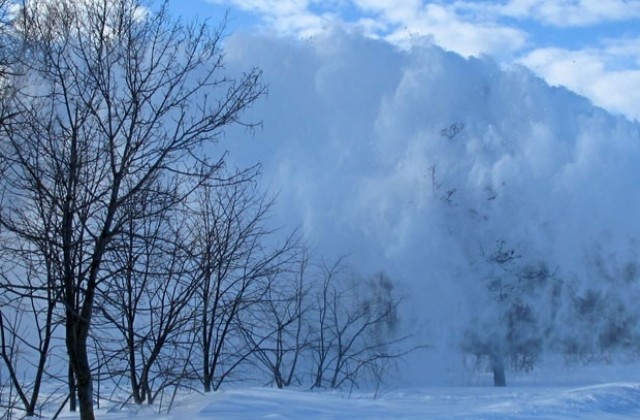 Втори ден оранжев код за снеговалежи и бурен вятър