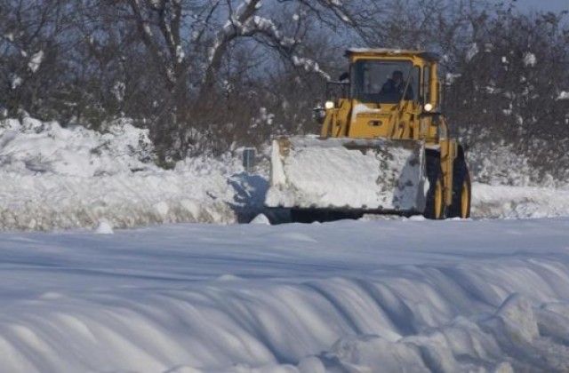 Снегът затвори пътищата за Бургас и Добрич
