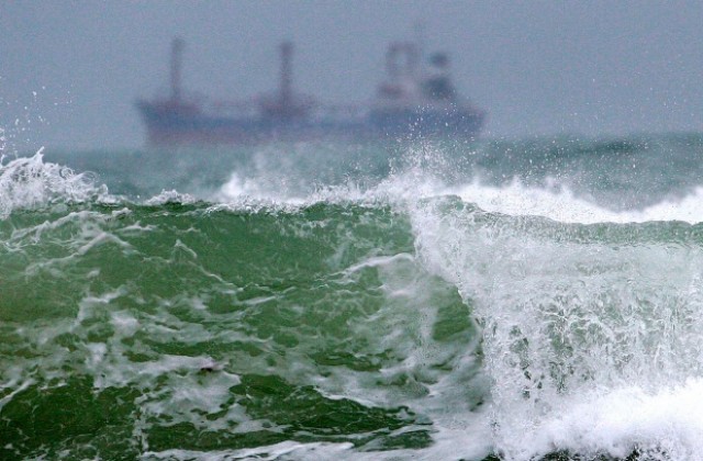 Пристанището остава затворено, отменени са полети