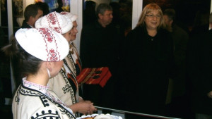 Цецка Цачева откри обновената изложбена зала в Градската градина
