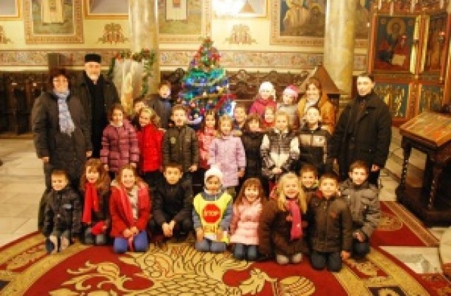 Деца, изучаващи Религия, украсиха елха в храм Св. Троица