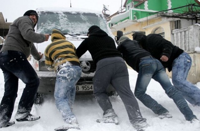 Няма бедстващи хора въпреки тежката зимна обстановка