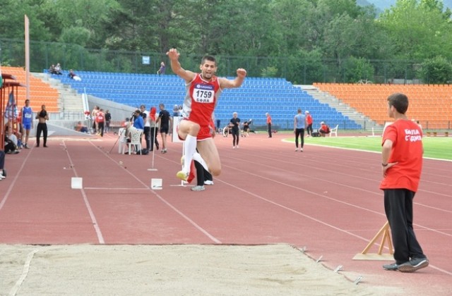 Лекоатлетът Момчил Караилиев е Спортист №1 на Сливен за 2012