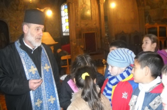 Деца месиха обреден хляб в храма  Св. Мина