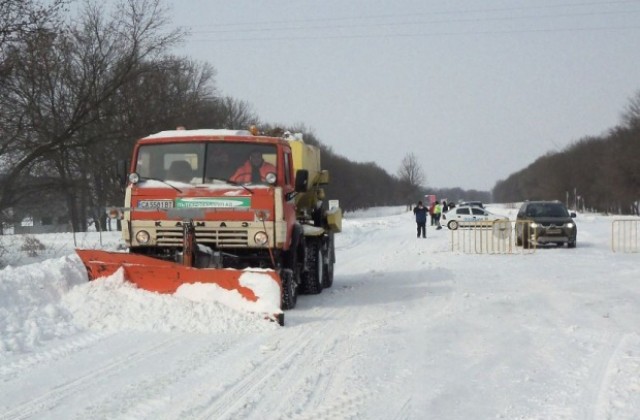 Над 30 автомобила изчакват разчистването на снега край Тутракан