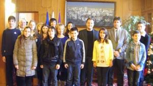 Кметът награди 12 талантливи ученици от Велико Търново