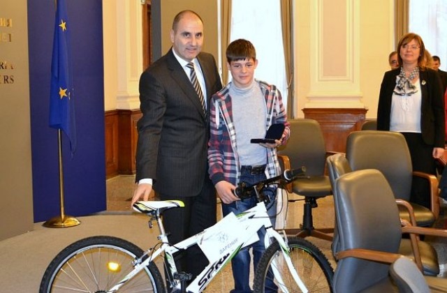 Министър Цветанов награди 15-годишния Марио от Белоградчик
