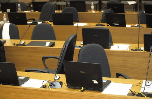 Общинските съветници работят до края на света?