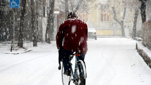 Валежите спират но остава студено