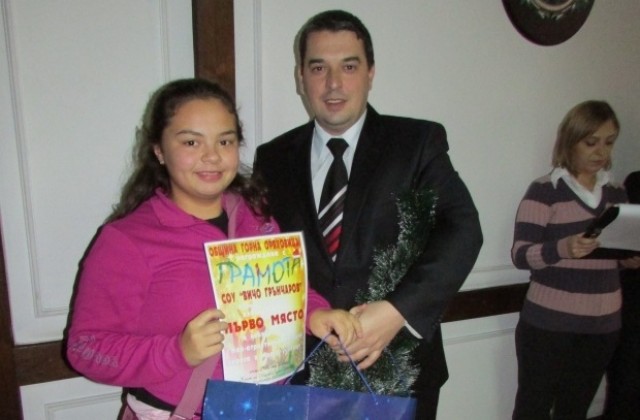 Отличиха училищата с най-атрактивна коледна украса в Г. Оряховица