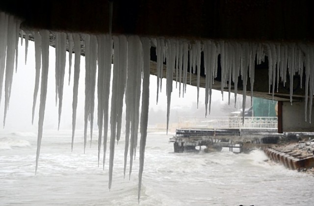 Студ сковава Варна