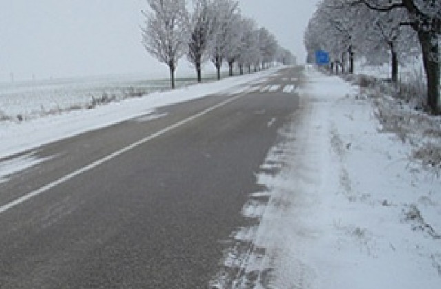 16 машини разчистват пътищата, от преспите са извлечени 37 автомобила