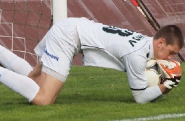 Генк, Наполи и Катания гледат към Китанов