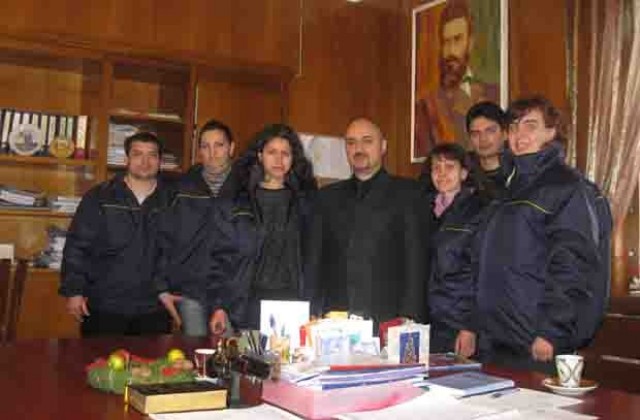 Деветима новоназначени служители получиха работно облекло