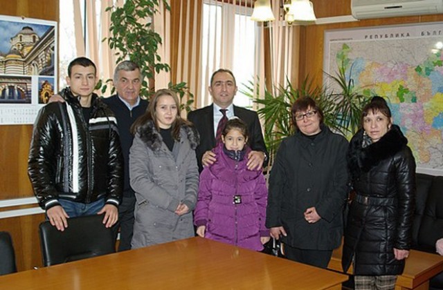 Осем деца на загинали полицаи получиха подаръци от директора на сливенската полиция
