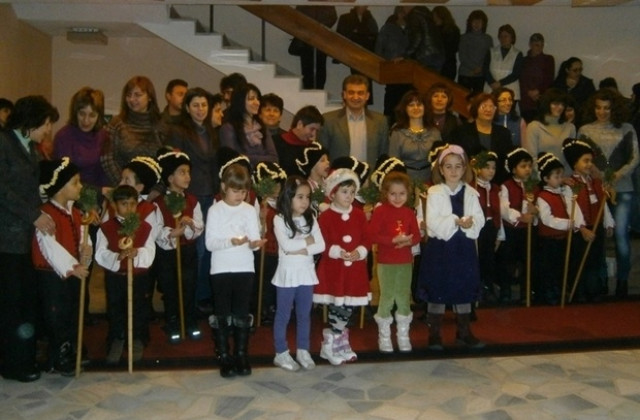 Малки коледари поздравиха кмета на Елена