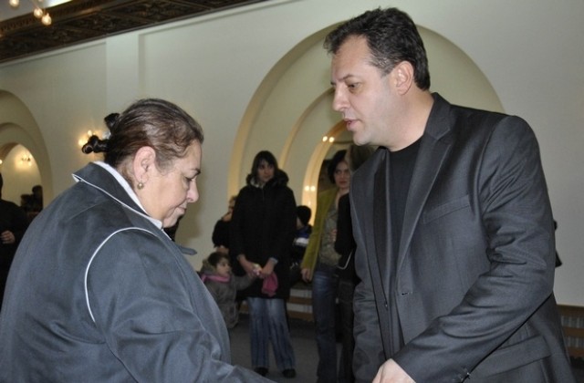 Дариха хранителни помощи на 1000 социално слаби от Община В. Търново