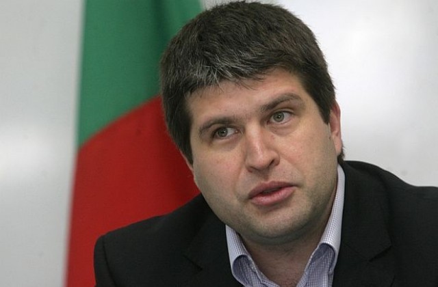НАП няма да събира принудително здравни вноски от българи в чужбина