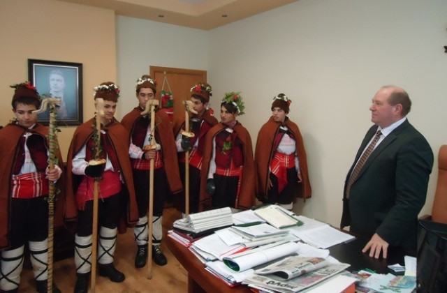Коледари поздравиха кмета на Стралджа