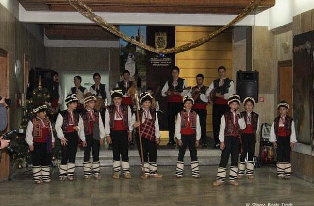 Здраве, успехи и много пари от еврофондовете за Велико Търново пожелаха коледари в Общината