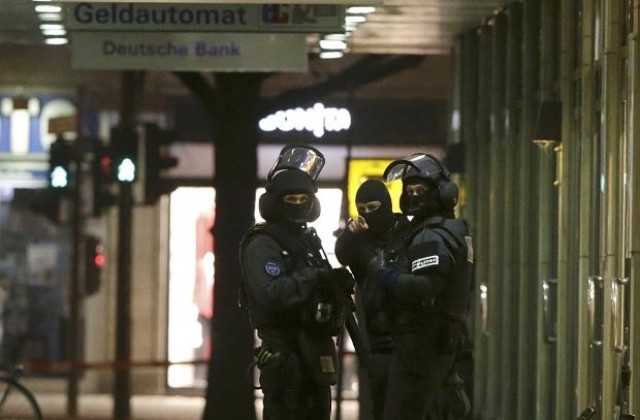 Мъж взе заложник в клон на берлинска банка, плаши с бомба и иска милион евро