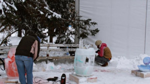 Огненено шоу закрива фестивала на ледените скулптури