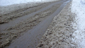 Заснежени пътища в Добричко пътят за Албена още е затворен
