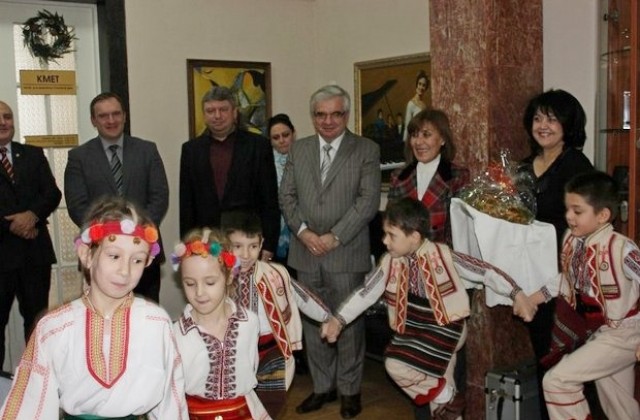 Коледарчета поздравиха ръководството на общината за празниците