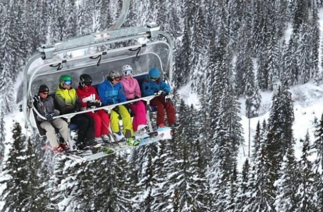 73 скиори бяха спасени от аварирал лифт във Франция