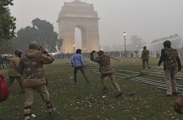 Яростни протести в индийската столица, породени от групово изнасилване