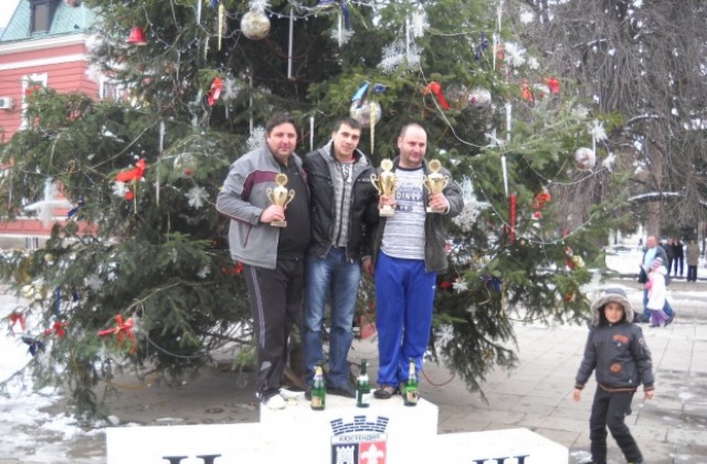 Коледно автошоу около елхата в Кюстендил