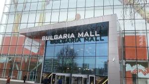 Глобиха 30 шофьори паркирали в зелените площи около мол България