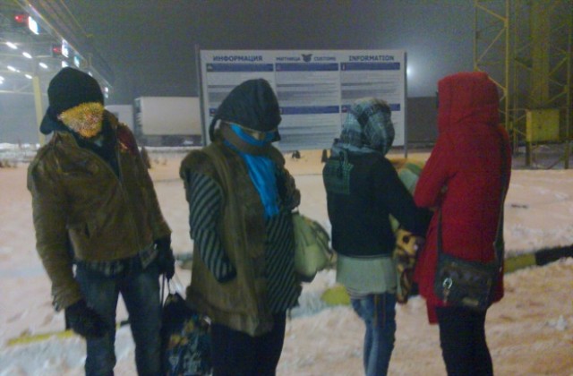 Митничарите на Дунав мост заловиха нелегални емигранти, укрити в ТИР с платове