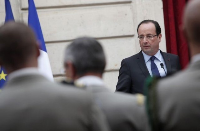Франсоа Оланд и френското правителство останаха без коледна ваканция