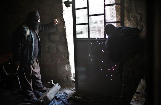 Сирийските бунтовници са превзели град край границата с Турция