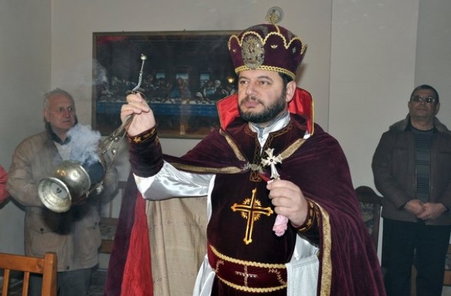 Арменците в Хасково посрещнаха архимандрит Абгар Овакимян